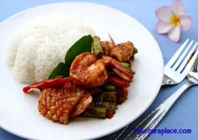 ข้าวราดผัดพริกแกงกุ้งสด